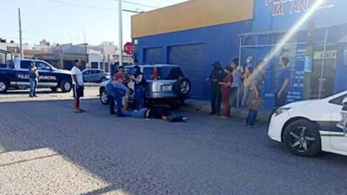 Conductor arrastra a joven que intento detenerlo